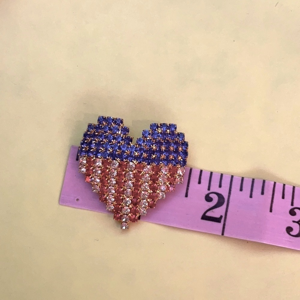 USA Flag Heart Shaped Pin - Picture 3 of 3